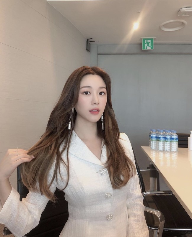 Pasangan ini memiliki selisih umur lima tahun, di mana Lee Seung Gi lebih tua dari Lee Da In. Keduanya kerap menghabiskan waktu bersama saat Lee Seung Gi libur syuting drama Korea Mouse. Foto: dok. Instagram xx__dain