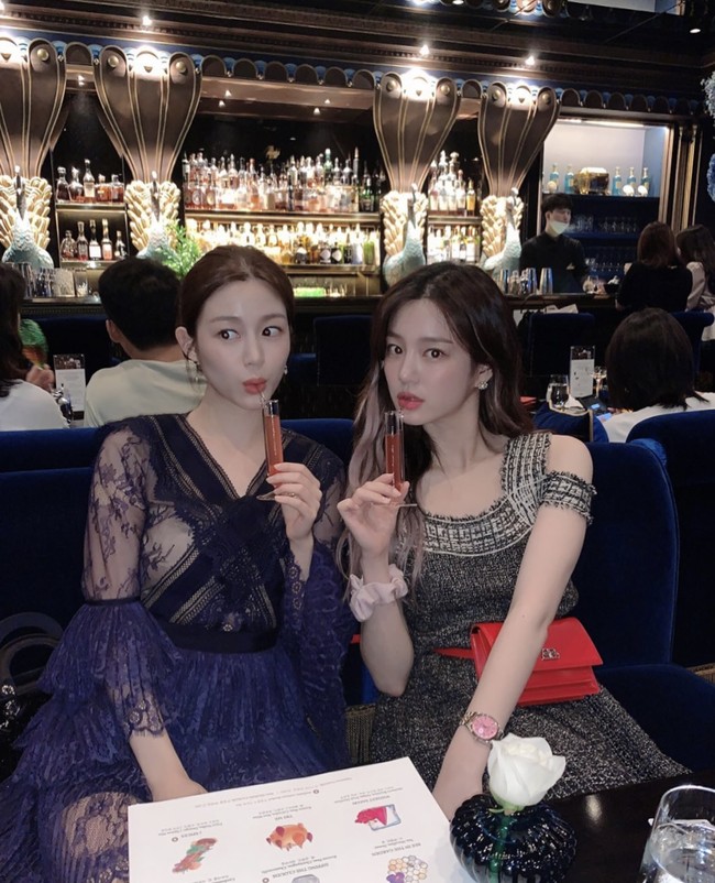 Menariknya, Lee Da In merupakan adik perempuan Lee Yu Bi, lawan main Lee Seung Gi dalam drama Korea Gu Family Book. Ibunya juga seorang aktris senior Kyeon Mi Ri, yang membintangi Backstreet Rookie. Foto: dok. Instagram xx__dain