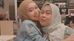 Gaya Keren Lesti Kejora saat Nongkrong di Kafe Kekinian