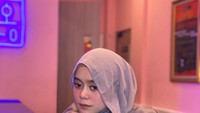 Lesti Kejora dikenal sebagai pedangdut berwajah imut. Gaya menggemaskan tersebut banyak diunggah terutama saat momen kuliner, seperti yang ada pada foto ini. Foto: Instagram @lestykejora