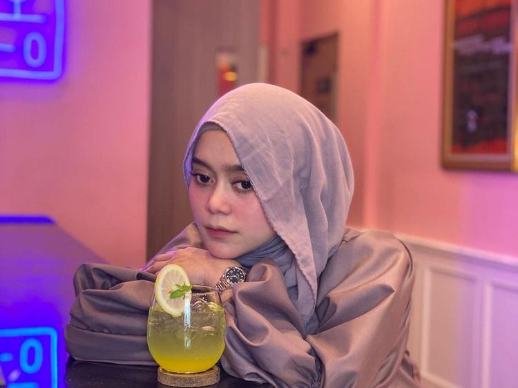 Gaya Keren Lesti Kejora saat Nongkrong di Kafe Kekinian