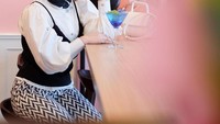 Begini gaya keren Lesty saat nongkrong di kafe serba pink. Ia pun memesan minuman segar berwarna biru yang disajikan dalam gelas mewah. Foto: Instagram @lestykejora