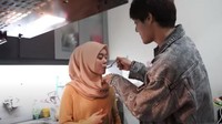 Nah, ini adalah awal kedekatan Lesti dan Rizky Billar. Setelah jadi bintang tamu di acara yang sama, keduanya bikin konten memasak bersama di YouTube. Foto: Instagram @lestykejora
