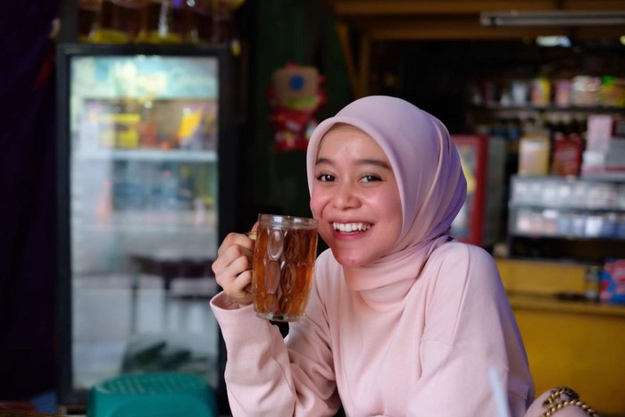 Gaya Keren Lesti Kejora saat Nongkrong di Kafe Kekinian