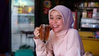 Dikenal selalu ceria, begini gaya Lesti saat menikmati teh hangat. Sebelum diteguk habis, ia menyempatkan untuk berfoto dengan segelas tehnya. Foto: Instagram @lestykejora