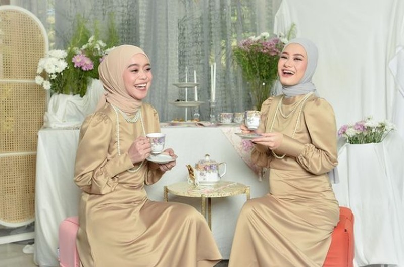 Gaya Keren Lesti Kejora saat Nongkrong di Kafe Kekinian