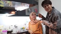 Baru-baru ini Rizky Billar mengunggah sebuah foto yang memperlihatkan keduanya tengah prewedding menggunakan baju adat. Banyak rekan artis yang memberi dukungan. Foto: Instagram @lestykejora