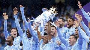 Foto: Man City Angkat Trofi Juara Liga Inggris & Beri Tribute ke Aguero