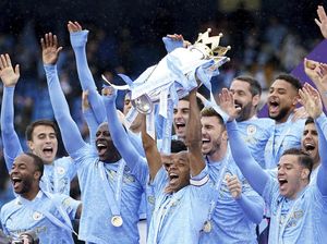 Foto: Man City Angkat Trofi Juara Liga Inggris & Beri Tribute ke Aguero