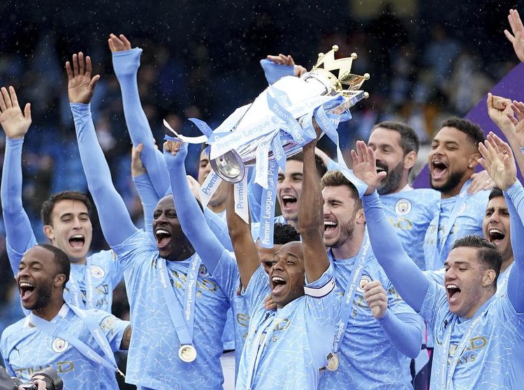 Foto: Man City Angkat Trofi Juara Liga Inggris & Beri Tribute ke Aguero
