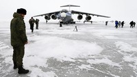 Rusia juga melengkapi pangkalan militer di Kutub Utara dengan landasan pacu yang cukup untuk menampung pesawat angkut militer berbadan besar.  