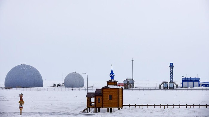 Menengok Pangkalan Militer Rusia di Kutub Utara A radar facility on the Alexandra Land island near Nagurskoye, Russia, Monday, May 17, 2021. Bristling with missiles and radar, Russia's northernmost military base projects the country's power and influence across the Arctic from a remote, desolate island amid an intensifying international competition for the region's vast resources. Russia's northernmost military outpost sits on the 80th parallel North, projecting power over wide swathes of Arctic amid an intensifying international rivalry over the polar region's vast resources. (AP Photo/Alexander Zemlianichenko)