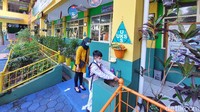 Berbagai persiapan dilakukan pihak sekolah seperti menyediakan sarana penunjang protokol kesehatan (tempat cuci tangan, handsanitizer, masker) serta jalur keluar masuk siswa.
