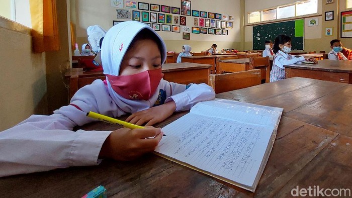 Sekolah di Kota Cimahi dari jenjang TK, SD, serta, SMP melakukan simulasi Pembelajaran Tatap Muka (PTM). Simulasi itu sebagai persiapan sebelum pelaksanaan PTM pada 19 Juli.