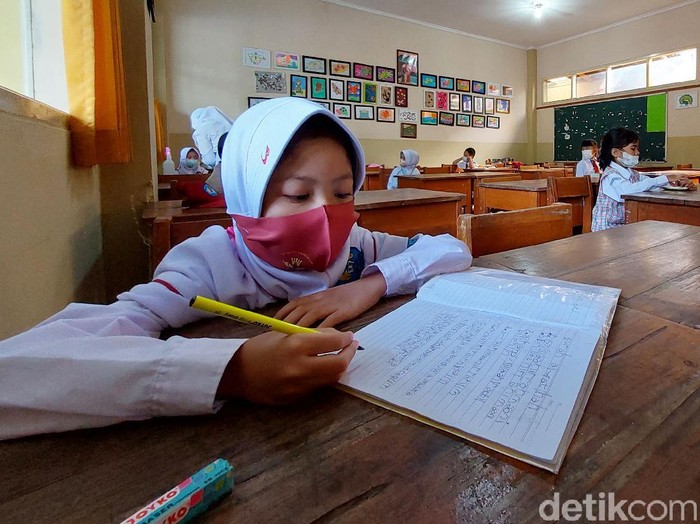 Sekolah di Kota Cimahi dari jenjang TK, SD, serta, SMP melakukan simulasi Pembelajaran Tatap Muka (PTM). Simulasi itu sebagai persiapan sebelum pelaksanaan PTM pada 19 Juli.