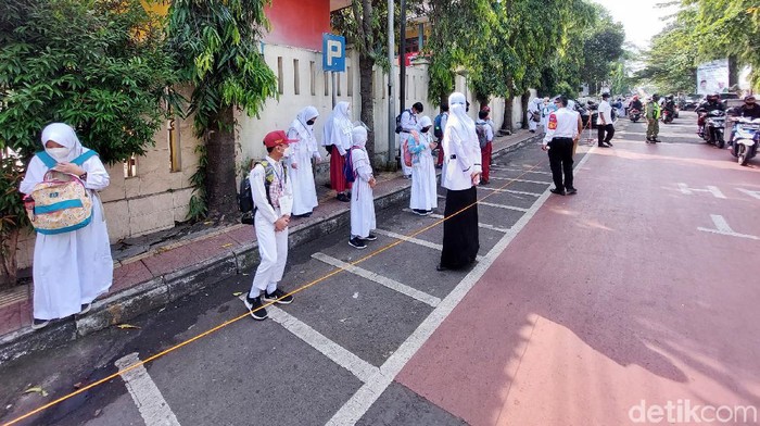 Sekolah di Kota Cimahi dari jenjang TK, SD, serta, SMP melakukan simulasi Pembelajaran Tatap Muka (PTM). Simulasi itu sebagai persiapan sebelum pelaksanaan PTM pada 19 Juli.
