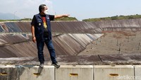 Wakil Wali Kota Yana Mulyana meninjau proses pembangunan Tempat Pemrosesan dan Pengolahan Sampah Akhir (TPPSA) Legok Nangka, Nagreg, Kabupaten Bandung, Senin (24/5/2021).