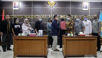 Novel dan sejumlah pegawai KPK diterima oleh Komisioner Komnas, Mohammad Choirul Anam.