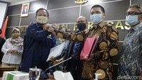 Sebelumnya pada Senin, 17 Mei 2021, Presiden Joko Widodo (Jokowi) secara khusus menyoroti polemik di KPK mengenai TWK yang menjadi mekanisme alih status pegawai KPK. Jokowi selaras dengan pertimbangan Mahkamah Konstitusi (MK) bila alih status pegawai KPK menjadi ASN tidak boleh merugikan pegawai KPK sendiri.
