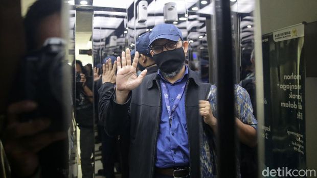 Penyidik KPK, Novel Baswedan mendatangi kantor Komnas HAM, Jakarta, Senin (24/5). Novel datang dengan pegawai KPK yang dinyatakan tidak memenuhi syarat dalam tes wawasan kebangsaan menjadi ASN.