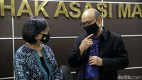 Selain Novel, sejumlah pegawai KPK lain turut hadir menyerahkan laporan tersebut.