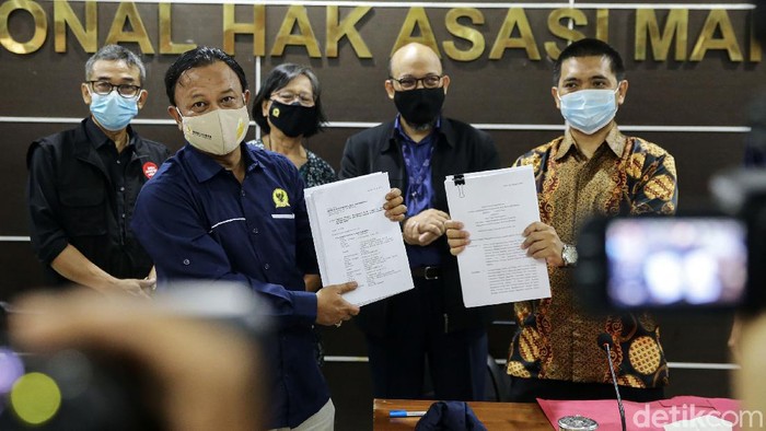 Novel Baswedan Mengadu ke Komnas HAM Penyidik KPK, Novel Baswedan mendatangi kantor Komnas HAM, Jakarta, Senin (24/5). Novel datang dengan pegawai KPK yang dinyatakan tidak memenuhi syarat dalam tes wawasan kebangsaan menjadi ASN.