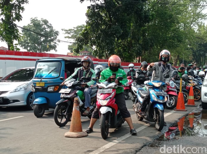 Ojol ngetem di Stasiun Manggarai, 24 Mei 2021. (Wilda Hayatun Nufus/detikcom)
