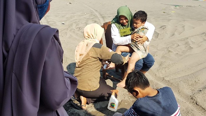 Wisatawan yang tersengar ubur-ubur di Pantai Parangtritis, Minggu (23/5).