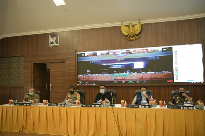 Pemerintah Provinsi (Pemprov) Jabar bersama kabupaten/kota terus meningkatkan tes COVID-19 untuk mencegah penularan COVID-19 pasca libur lebaran. Tercatat, ada 3.400 tes swab acak per hari di 17 titik perjalanan yang dilakukan menekan penyebaran COVID-19.