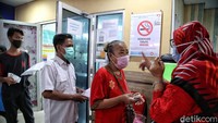 Ketua Pokja Infeksi Perhimpunan Dokter Paru Indonesia (PDPI) dr Erlina Burhan, SpP, menegaskan bahwa masyarakat tak perlu takut mendengar kabar penghentian vaksin tersebut. Pasalnya, yang dihentikan hanyalah batch CTVMAV547.