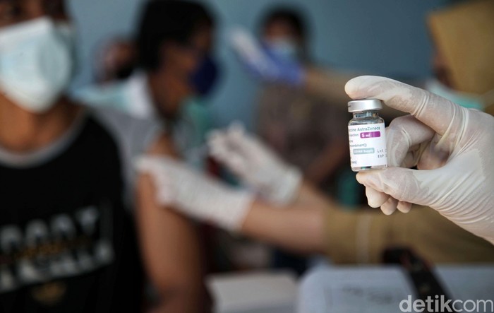 Petugas tenaga kesehatan memberikan vaksin Astrazeneca kepada warga di kawasan RW 01 Sunter Agung dan Puskesmas Cilincing, Jakarta Utara, Senin (24/5/2021). Vaksin AstraZeneca batch CTMAV547 resmi disetop. Namun Vaksin AstraZeneca selain batch CTMAV547 tetap digunakan dalam program vaksinasi nasional.