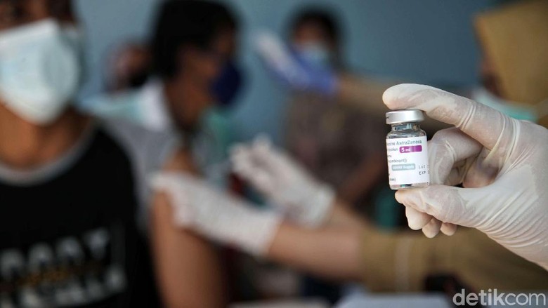 Petugas tenaga kesehatan memberikan vaksin Astrazeneca kepada warga di kawasan RW 01 Sunter Agung dan Puskesmas Cilincing, Jakarta Utara, Senin (24/5/2021). Vaksin AstraZeneca batch CTMAV547 resmi disetop. Namun Vaksin AstraZeneca selain batch CTMAV547 tetap digunakan dalam program vaksinasi nasional.
