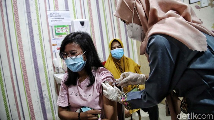 Pemberian Vaksin AstraZeneca Non Batch CTMAV547 Jalan Terus Petugas tenaga kesehatan memberikan vaksin Astrazeneca kepada warga di kawasan RW 01 Sunter Agung dan Puskesmas Cilincing, Jakarta Utara, Senin (24/5/2021). Vaksin AstraZeneca batch CTMAV547 resmi disetop. Namun Vaksin AstraZeneca selain batch CTMAV547 tetap digunakan dalam program vaksinasi nasional.