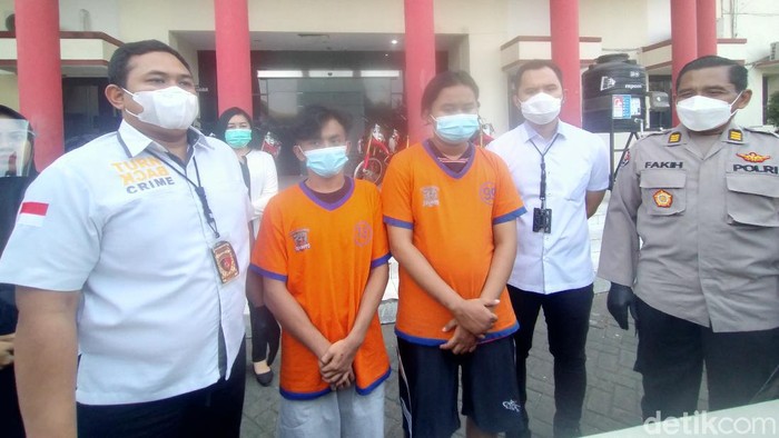 Polisi menangkap dua orang yang melakukan pengeroyokan hingga MTV (18) ditemuakn tewas dalam kamar kos, Jumat (21/5). Lalu bagaimana pengeroyokan itu dilakukan?