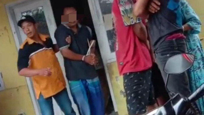 Seorang guru SD di Purwosari, Kabupaten Pasuruan, YR (34) dihajar warga setelah kepergok berduaan dengan siswi SMP dalam kamar mandi sekolah. Guru tersebut diduga melakukan pencabulan terhadap korban.