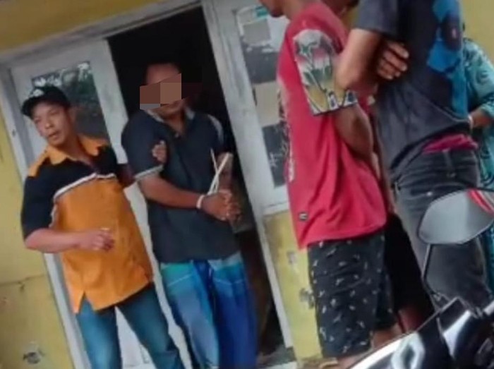 Seorang guru SD di Purwosari, Kabupaten Pasuruan, YR (34) dihajar warga setelah kepergok berduaan dengan siswi SMP dalam kamar mandi sekolah. Guru tersebut diduga melakukan pencabulan terhadap korban.