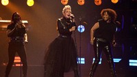 Di pidato kemenangannya, P!nk menggoda Jon Bon Jovi dengan menyebutnya sebagai sosok yang telah membuatnya patah hati. (Foto: dok. Twitter @BBMAs)  