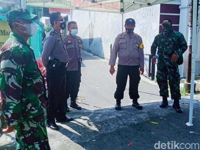 Pintu masuk lokasi Klaster Halalbihalal di Dusun Plosoarum Desa Sekarsuli, Klaten dijaga ketat, Senin (24/5/2021).