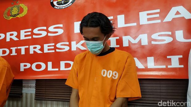 Polda Bali tangkap pria di Jatim yang membuat situs palsu perusahaan untuk menipu (Sui Suadnyana/detikcom)