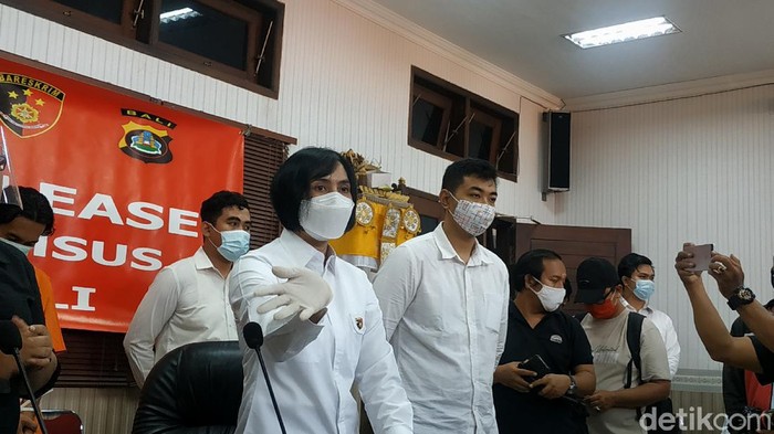 Polda Bali tangkap pria di Jatim yang membuat situs palsu perusahaan untuk menipu (Sui Suadnyana/detikcom)