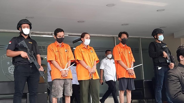 Polda Metro Jaya menangkap komplotan penggelapan mobil rental yang didalangi ibu rumah tangga.
