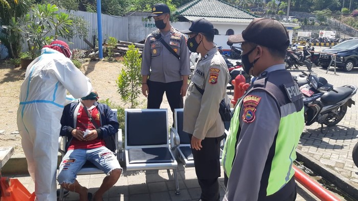 Personel Gabungan Otoritas Pelabuhan Penyeberangan Lembar Lombok memperketat pemeriksaan surat keterangan rapid test terkait keaslian dan masa berlakunya. Pemeriksaan dilakukan terhadap satu per satu pengguna jasa penyeberangan yang tiba.