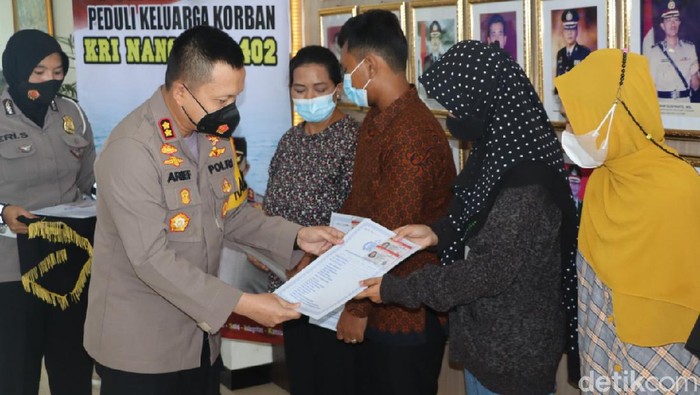 Polres Gresik memberikan SIM gratis dan surat kendaraan kepada keluarga kru KRI Nanggala-402. Ini sebagai apresiasi kepada keluarga kru KRI Nanggala 402 yang gugur di perairan laut utara Bali.
