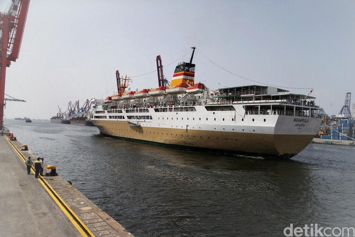 Ratusan penumpang turun dari Kapal Pelni KM Nggapulu di kawasan Terminal Penumpang Nusantara Pura, Pelabuhan Tanjung Priok, Jakarta Utara, Senin (24/5).