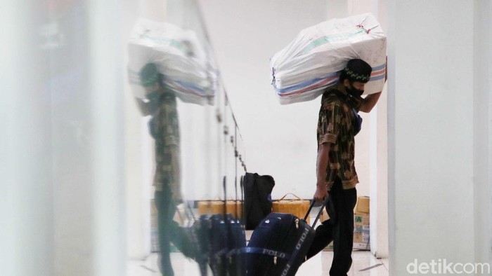 Ratusan penumpang turun dari Kapal Pelni KM Nggapulu di kawasan Terminal Penumpang Nusantara Pura, Pelabuhan Tanjung Priok, Jakarta Utara, Senin (24/5).