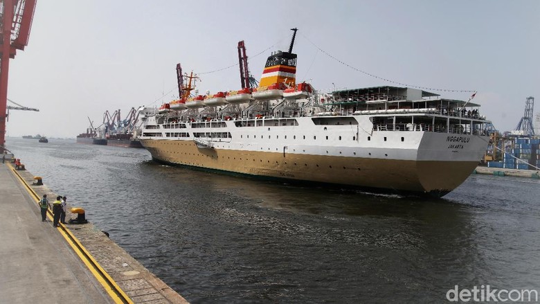 Potret Puncak Arus Balik Penumpang Kapal Laut Pelni Ratusan penumpang turun dari Kapal Pelni KM Nggapulu di kawasan Terminal Penumpang Nusantara Pura, Pelabuhan Tanjung Priok, Jakarta Utara, Senin (24/5).