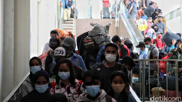 Ratusan penumpang turun dari Kapal Pelni KM Nggapulu di kawasan Terminal Penumpang Nusantara Pura, Pelabuhan Tanjung Priok, Jakarta Utara, Senin (24/5).