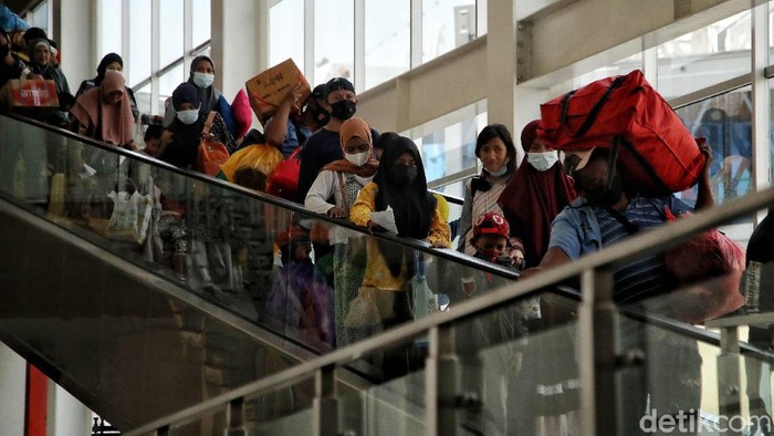 Ratusan penumpang turun dari Kapal Pelni KM Nggapulu di kawasan Terminal Penumpang Nusantara Pura, Pelabuhan Tanjung Priok, Jakarta Utara, Senin (24/5).