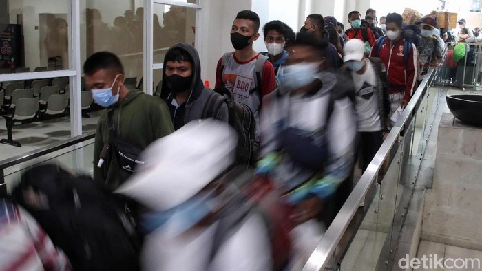 Potret Puncak Arus Balik Penumpang Kapal Laut Pelni Ratusan penumpang turun dari Kapal Pelni KM Nggapulu di kawasan Terminal Penumpang Nusantara Pura, Pelabuhan Tanjung Priok, Jakarta Utara, Senin (24/5).