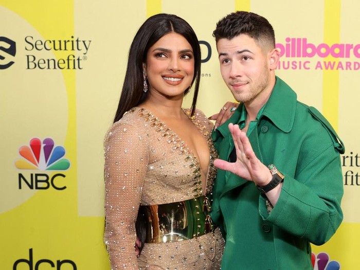 Priyanka Chopra dan Nick Jonas di Billboard Music Awards LOS ANGELES, CALIFORNIA - Priyanka Chopra dan Nick Jonas di Billboard Music Awards 2021